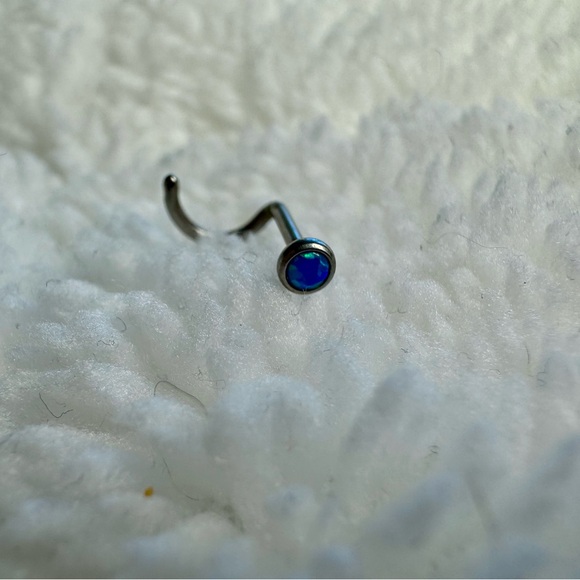 Nose screw with blue stone. 16g. - Picture 4 of 9